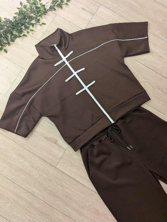 ensemble jogging style Qipao. photo a plat colorie marron. 