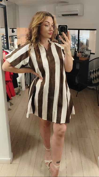 Robe courte forme trapèze en coton rayé. photo porté colorie marron  