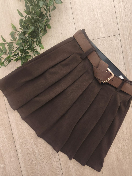 Jupe plissé en tissus velouté colorie marron. 