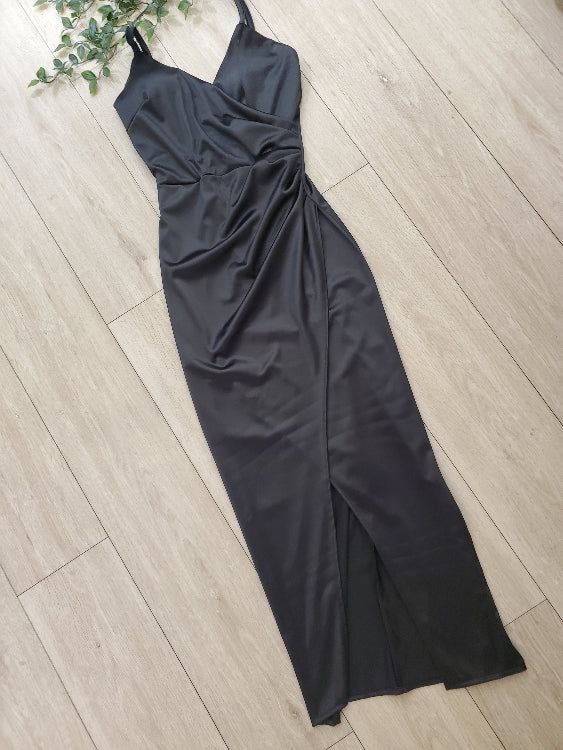 Robe moulante en satin croisé . colorie noir . Photo a plat. 