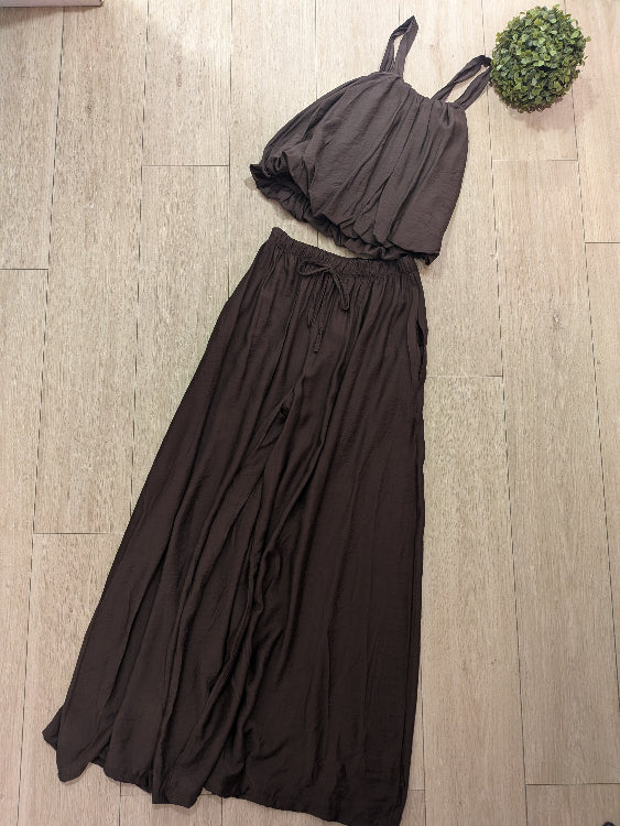 Ensemble fluide composé d'un débardeur boule et d'un pantalon droit et large. Photo a plat colorie marron. 