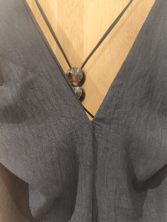 Robe longue dos nue avec perle en acétate. Photo détail. colorie marine