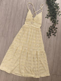 Robe froufrou broche étoile colorie jaune. Photo a plat. 
