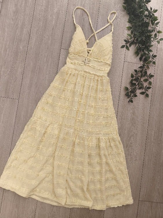 Robe froufrou broche étoile colorie jaune. Photo a plat. 