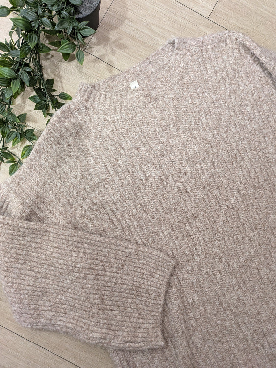 Pull tunique col rond colorie taupe. photo a plat.