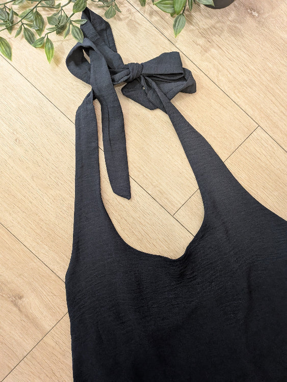 Robe longue fluide dos nue décolleté en V. colorie marine. photo détail.