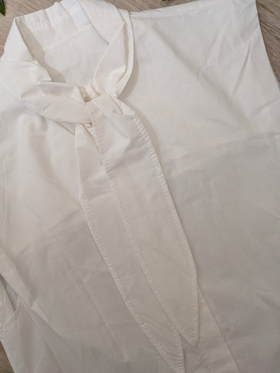 Chemise sans manches nœud. colorie Blanc . Photo détail nœud.