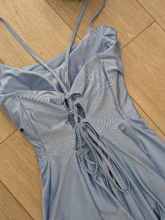 Robe patineuse satin bleu ciel . photo détail dos. 