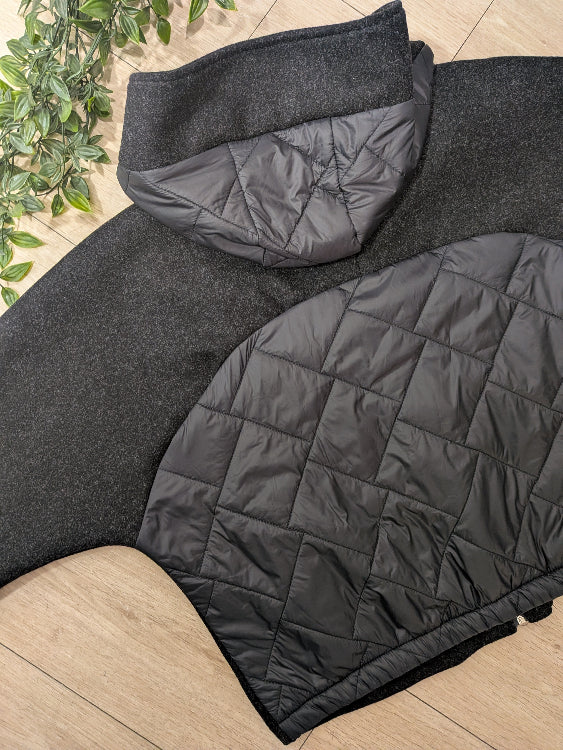 Blouson avec détails matelassé colorie noir. photo a plat dos. 