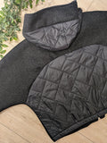 Blouson avec détails matelassé colorie noir. photo a plat dos. 