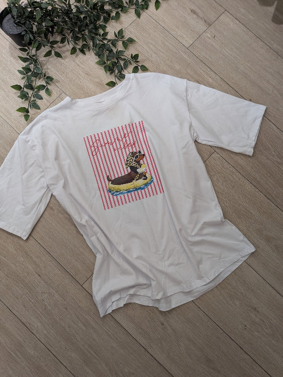 T-shirt imprimé chien avec lunettes de soleil, foulard léopard sur une bouée savourant un cocktail. Photo a plat. 