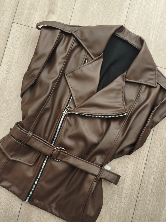 perfecto sans manches en simili cuir colorie marron. photo a plat