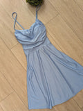 Robe patineuse satin bleu ciel . photo a plat. 