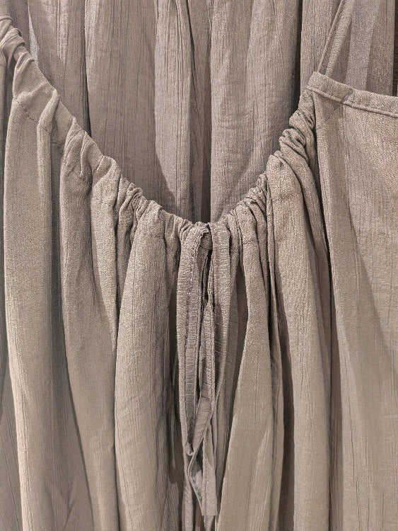 Robe oversize dos nue réglable. colorie marron . photo a plat.