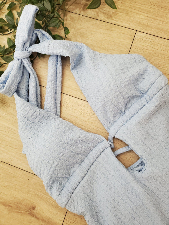 Robe longue en tissus gaufré bleu ciel. Photo détail devant. 