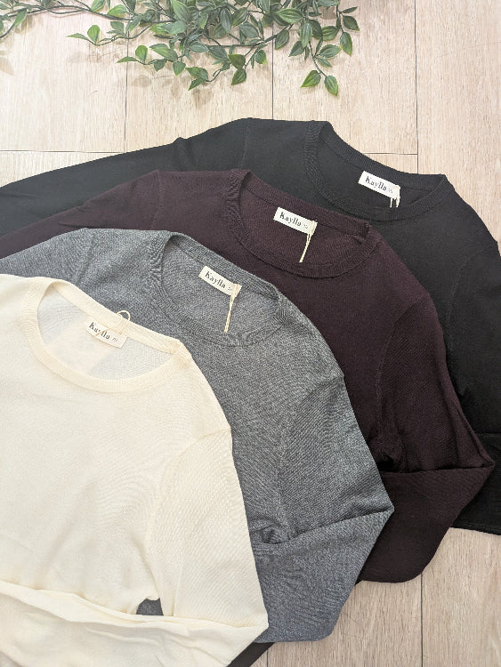 Pull fin col rond colories blanc, gris, bordeau et noir