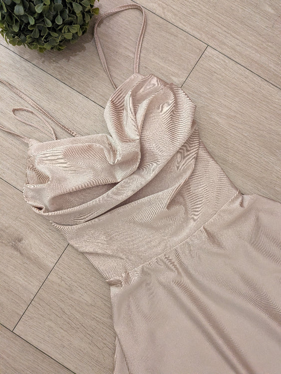 Robe patineuse satin beige . photo a détail bustier. 