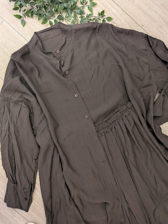Ensemble chemise longues pantalon tissus effet lin. Photo a plat. colorie marron. 