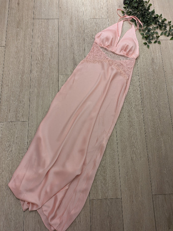 Robe longue en satin et dentelle . Photo a plat colorie rose.