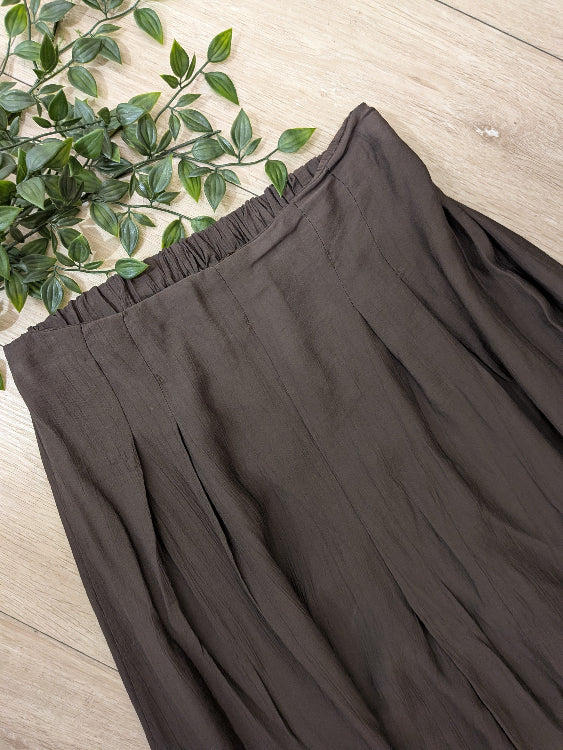 Pantalon large effet lin. Photo détail.  Colorie marron . 