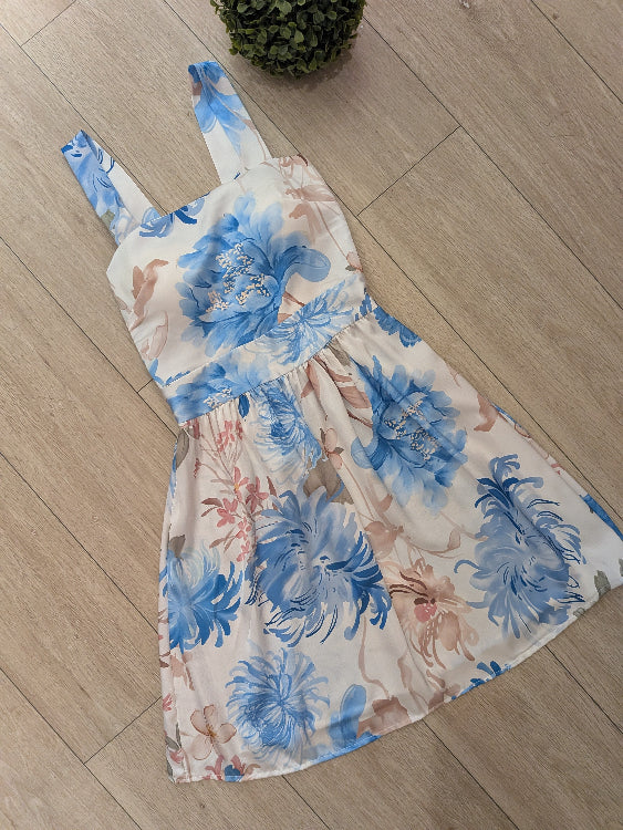 Robe satin imprimé courte. photo a plat