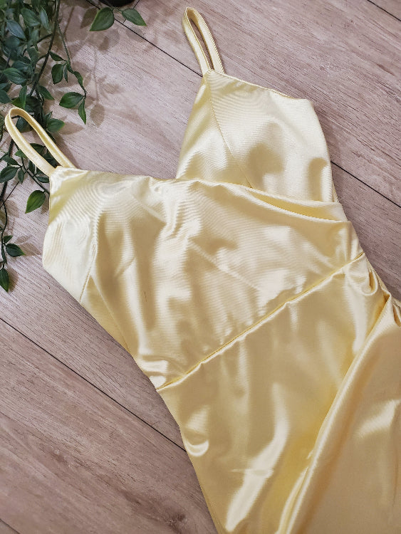 Robe moulante en satin croisé . colorie Jaune . Photo détail. 