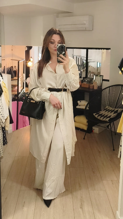 Ensemble chemise longues pantalon tissus effet lin. Photo porté chemise fermé et ceinturé. colorie beige. 