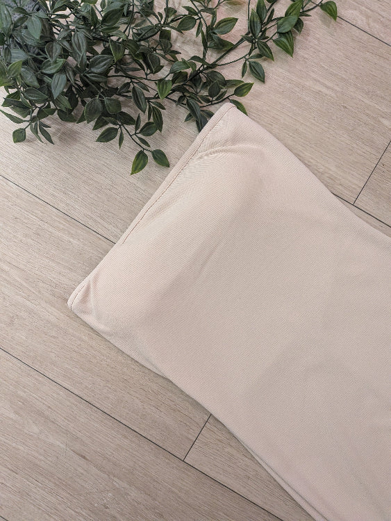 robe longue bustier . colorie beige photo détail.