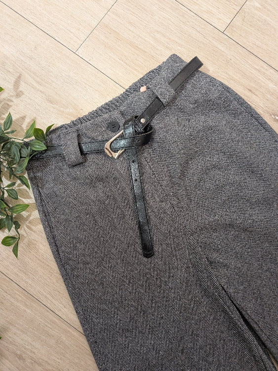 Pantalon en tissus chevron colorie gris.