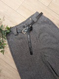 Pantalon en tissus chevron colorie gris.