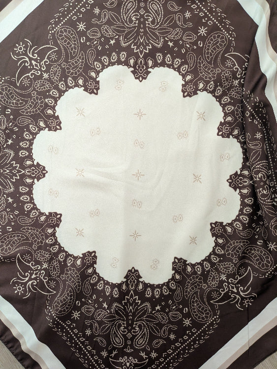 Tunique poncho en tissus foulard. colorie Marron. détail motif. 