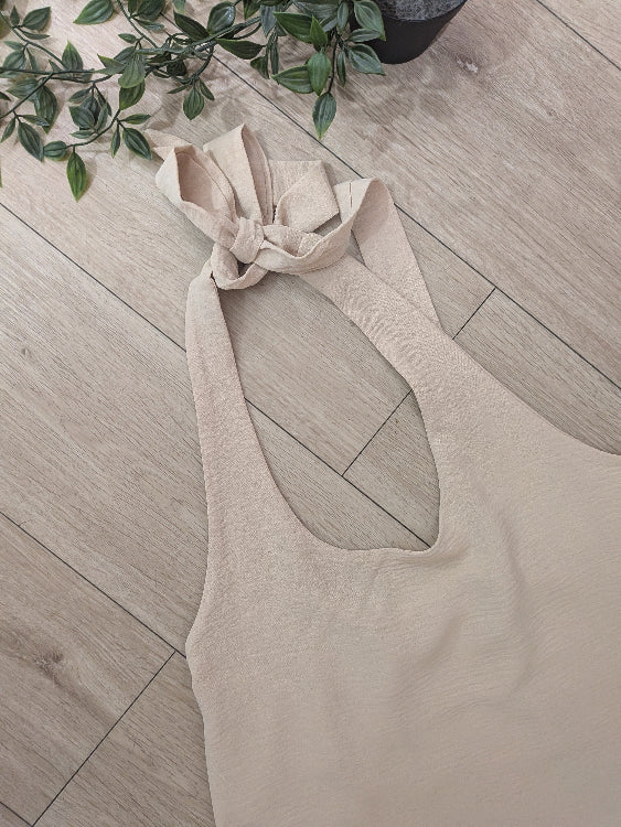 Robe longue fluide dos nue décolleté en V. colorie beige. photo détail.
