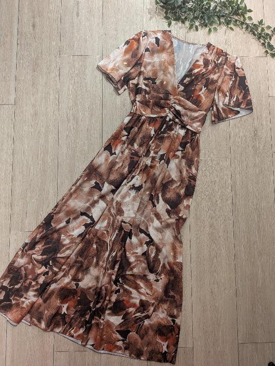 Robe longue en satin imprimé marbre . manches courtes. colorie marron . Photo a plat