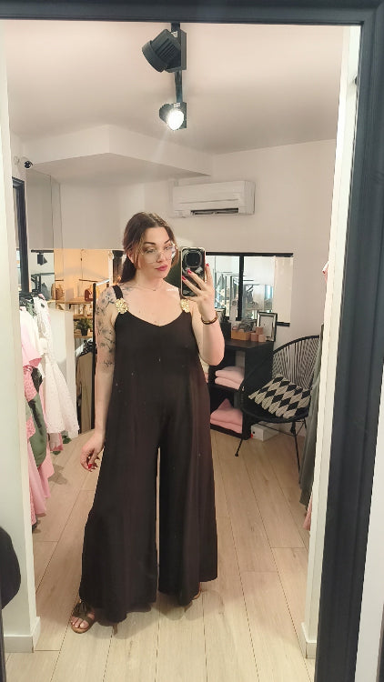 Combinaison oversize bretelle bijoux. colorie marron. photo porté. 