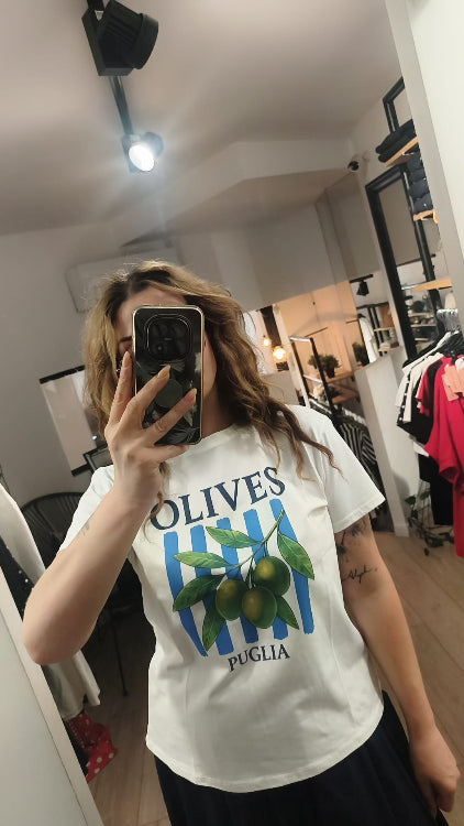 T-shirt motif olive. photo porté. 