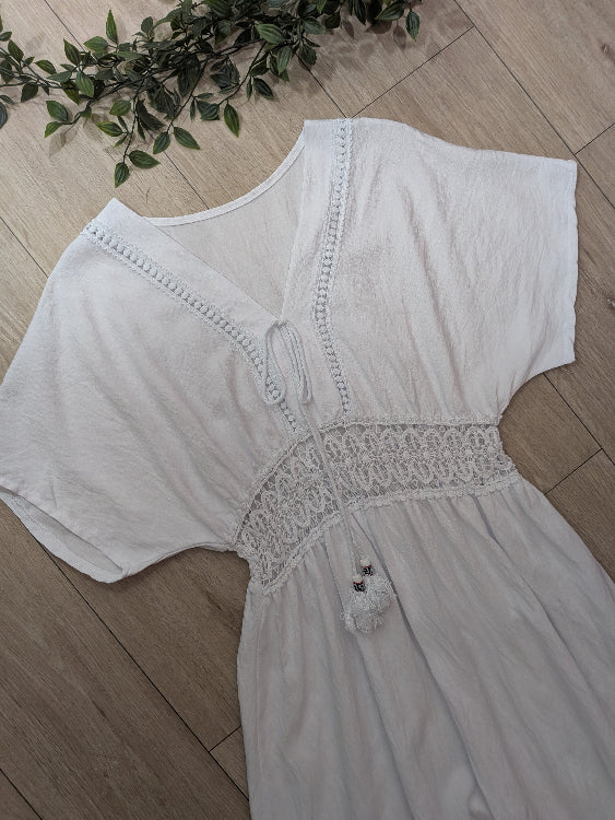 Robe longue blanche avec détails en dentelle anglaise. photo détails