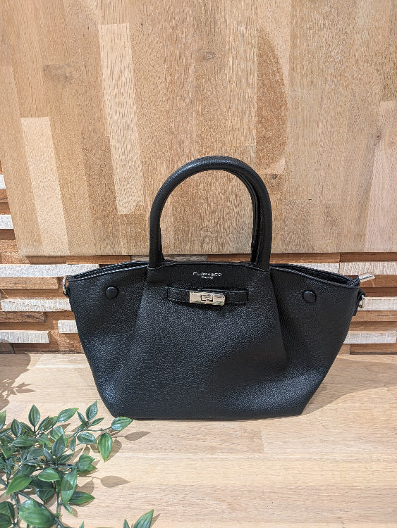 Sac trapèze effet cuir grainé colorie noir.