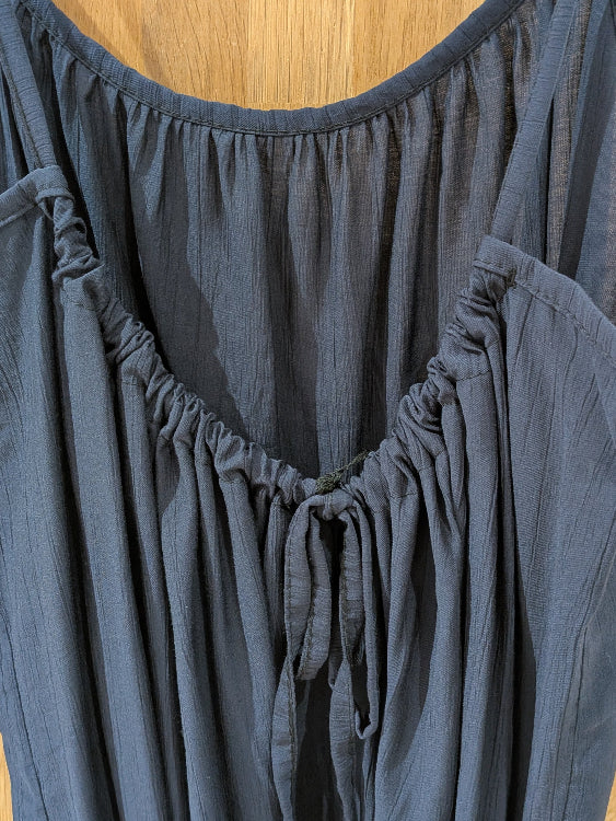 Robe oversize dos nue réglable. colorie marine . photo a plat.