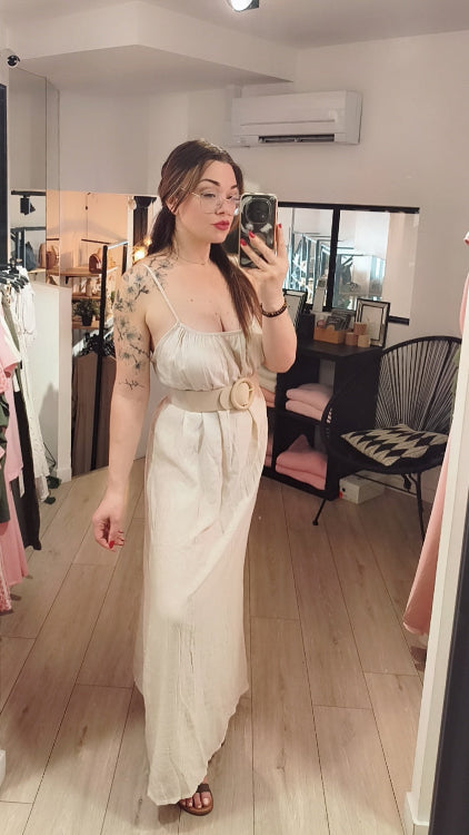 Robe oversize dos nue réglable. colorie beige. porté avec une ceinture