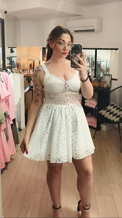 Robe courte en dentelle anglaise. photo porté colorie blanc. 