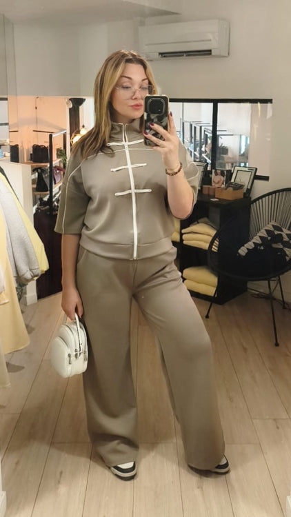 ensemble jogging style Qipao. photo porté colorie taupe. 
