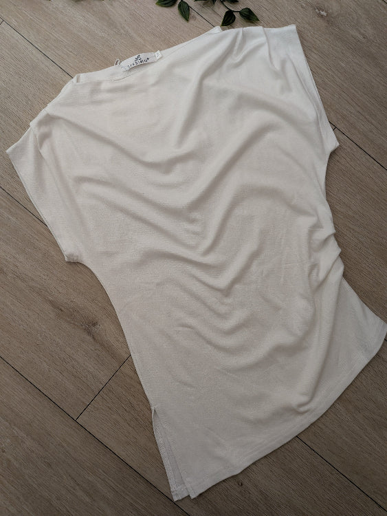 T-shirt débardeur col bateau. photo a plat colorie blanc