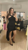 Robe de soirée asymétrique colorie noir. photo porté. 