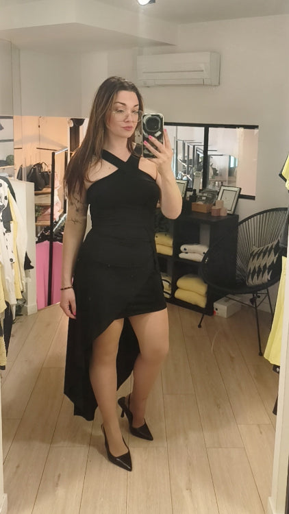 Robe de soirée asymétrique colorie noir. photo porté. 