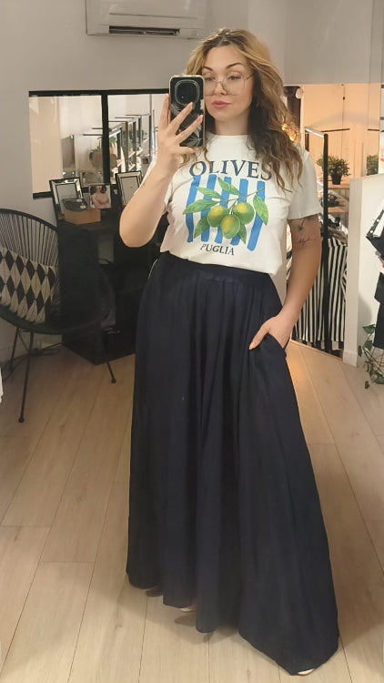 T-shirt imprimé olive porté avec une jupe fluide effet lin marine.