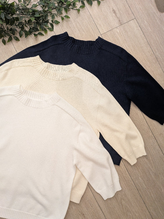 pull fin manches courte col rond. colorie blanc, crème, marine