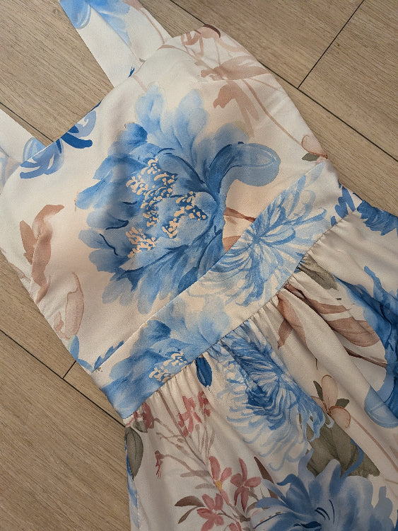 Robe en satin imprimé fleur. photo détail devant