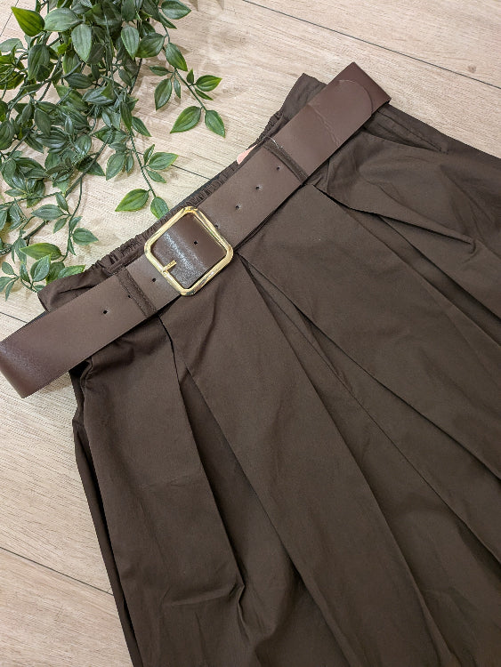 Pantalon jupe culotte avec ceinture marron. Colorie marron photo détail