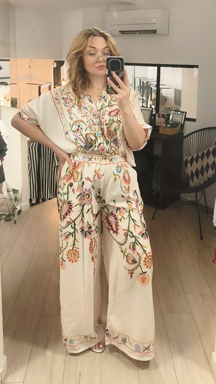 Ensemble composé d'une chemise et d'un pantalon en tissus imprimé fleuri. Photo porté. 