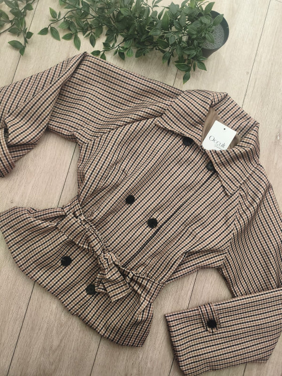 Trench court a carreaux beige. photo a plat